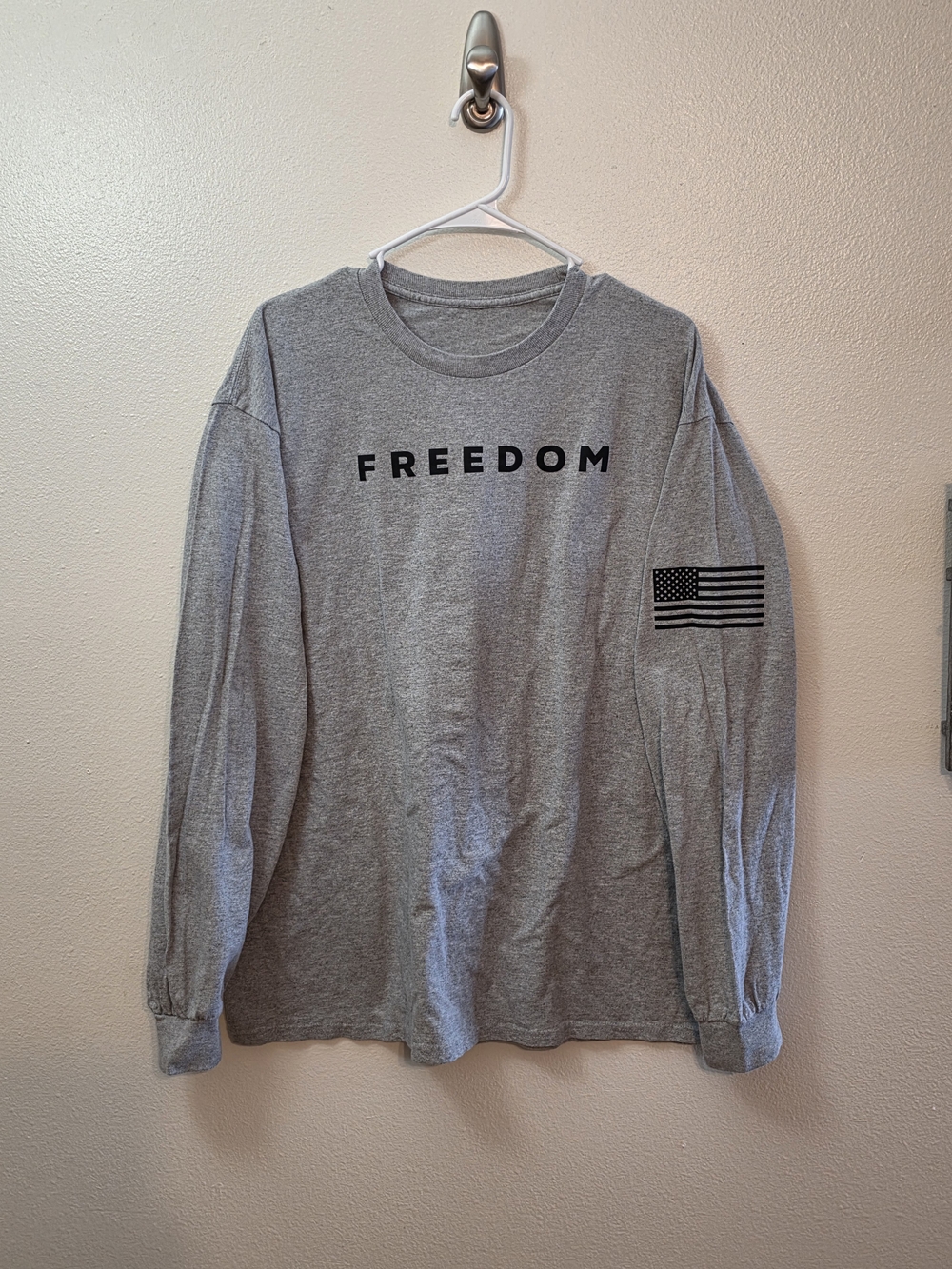 Men's Gray 'FREEDOM' Long-Sleeve Graphic Tee